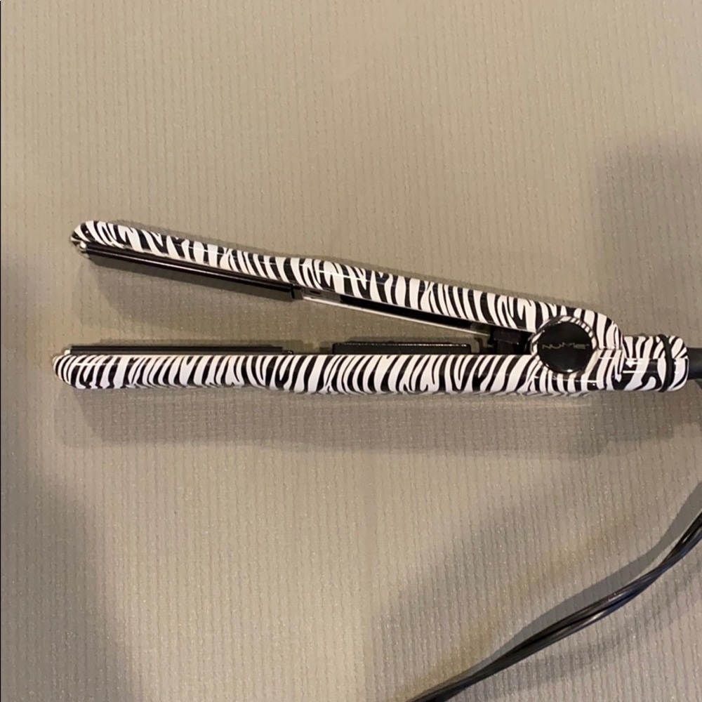 Nume hair straightener